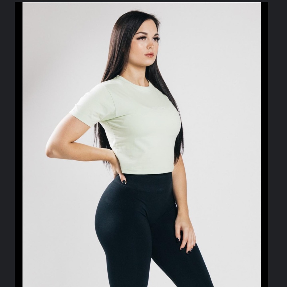 BRAND NEW ALPHALETE FROZEN SPRING PERFORMANCE CROP TOP XS!